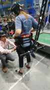 体重免荷実験用ハーネスを装着した被験者（背面）