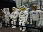 ARGOS実験建屋内部に設置された船外活動用の各種宇宙服とRobonaut2